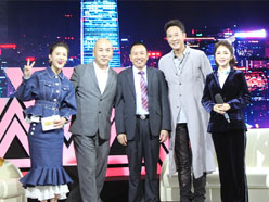 新望董事長(zhǎng)羅永輝與著名歌星劉尊老師、汪正正老師、郭津彤老師、主持人雅琪在北京電視臺(tái)錄制節(jié)目現(xiàn)場(chǎng)親切合影